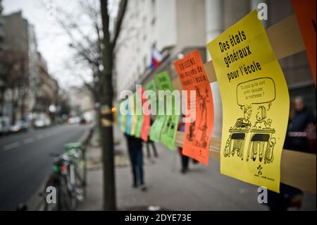 Les membres du personnel national français de l'éducation manifestent à l'extérieur du siège du Rectorat de Paris, l'Administration du Conseil scolaire de Paris, à Paris, en France, le 28 février 2013. Les enseignants sont en grève pour demander l'abrogation du plan gouvernemental de réforme de la loi sur le calendrier scolaire. Photo de Nicolas Messyasz/ABACAPRESS.COM Banque D'Images