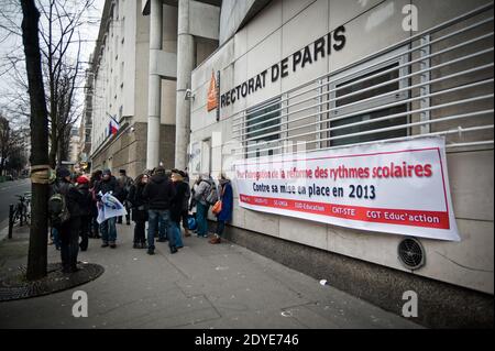 Les membres du personnel national français de l'éducation manifestent à l'extérieur du siège du Rectorat de Paris, l'Administration du Conseil scolaire de Paris, à Paris, en France, le 28 février 2013. Les enseignants sont en grève pour demander l'abrogation du plan gouvernemental de réforme de la loi sur le calendrier scolaire. Photo de Nicolas Messyasz/ABACAPRESS.COM Banque D'Images