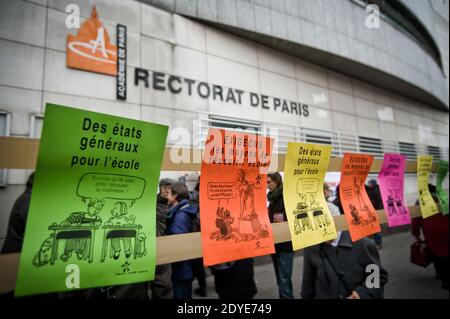 Les membres du personnel national français de l'éducation manifestent à l'extérieur du siège du Rectorat de Paris, l'Administration du Conseil scolaire de Paris, à Paris, en France, le 28 février 2013. Les enseignants sont en grève pour demander l'abrogation du plan gouvernemental de réforme de la loi sur le calendrier scolaire. Photo de Nicolas Messyasz/ABACAPRESS.COM Banque D'Images