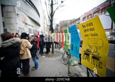 Les membres du personnel national français de l'éducation manifestent à l'extérieur du siège du Rectorat de Paris, l'Administration du Conseil scolaire de Paris, à Paris, en France, le 28 février 2013. Les enseignants sont en grève pour demander l'abrogation du plan gouvernemental de réforme de la loi sur le calendrier scolaire. Photo de Nicolas Messyasz/ABACAPRESS.COM Banque D'Images