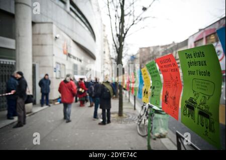 Les membres du personnel national français de l'éducation manifestent à l'extérieur du siège du Rectorat de Paris, l'Administration du Conseil scolaire de Paris, à Paris, en France, le 28 février 2013. Les enseignants sont en grève pour demander l'abrogation du plan gouvernemental de réforme de la loi sur le calendrier scolaire. Photo de Nicolas Messyasz/ABACAPRESS.COM Banque D'Images