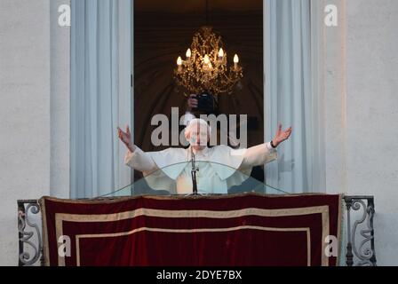 Le pape Benoît XVI se fait la vague vers les pèlerins, pour la dernière fois à la tête de l'Église catholique, depuis la fenêtre du palais papal de Castel Gandolfo, en Italie, le 28 février 2013, où il commencera sa retraite après son abdication. Il restera à la résidence d'été papale de Castel Gandolfo jusqu'à ce que les travaux de rénovation soient terminés dans un monastère dans le domaine du Vatican et seront connus comme le Pape romain émérite. Photo par Eric Vandeville/ABACAPRESS.COM Banque D'Images