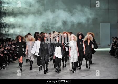 Des modèles présentent des créations de Rick Owens pour son émission de la collection prêt-à-porter automne-hiver 2013/2014 à Paris, en France, le 28 février 2013. Photo d'Alain Gil-Gonzalez/ABACAPRESS.COM Banque D'Images