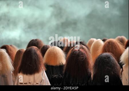 Des modèles présentent des créations de Rick Owens pour son émission de la collection prêt-à-porter automne-hiver 2013/2014 à Paris, en France, le 28 février 2013. Photo d'Alain Gil-Gonzalez/ABACAPRESS.COM Banque D'Images
