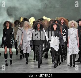Des modèles présentent des créations de Rick Owens pour son émission de la collection prêt-à-porter automne-hiver 2013/2014 à Paris, en France, le 28 février 2013. Photo d'Alain Gil-Gonzalez/ABACAPRESS.COM Banque D'Images
