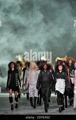 Des modèles présentent des créations de Rick Owens pour son émission de la collection prêt-à-porter automne-hiver 2013/2014 à Paris, en France, le 28 février 2013. Photo d'Alain Gil-Gonzalez/ABACAPRESS.COM Banque D'Images