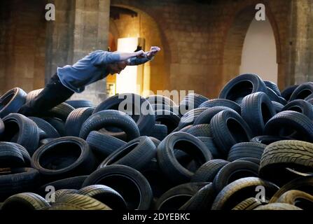 L'exposition 'Allan Kaprow YARD' a ouvert ses portes au Centre d'Arts plastiques contemporains CAPC, le Musée d'Art contemporain de Bordeaux, dans le sud-ouest de la France, le 3 mars 2013. 40 tonnes de pneus de voiture d'occasion, par lesquels les visiteurs peuvent sauter et ramper, ont été entassés dans l'immense nef du musée pour marquer son 40e anniversaire. L'installation du peintre américain et artiste de scène Allan Kaprow (1927-2006) a eu lieu pour la première fois à New York en 1961 et a été radicalement réinterprétée dans d'autres endroits dix fois avant sa mort. Kaprow est considéré comme l'auteur des événements. Photo par Patr Banque D'Images