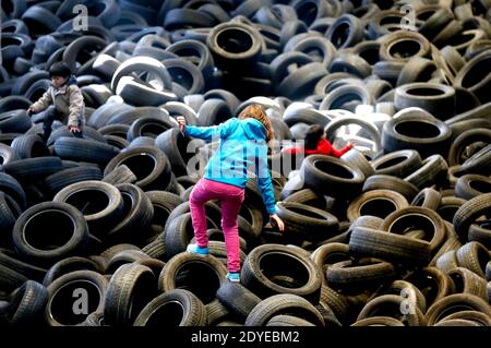 L'exposition 'Allan Kaprow YARD' a ouvert ses portes au Centre d'Arts plastiques contemporains CAPC, le Musée d'Art contemporain de Bordeaux, dans le sud-ouest de la France, le 3 mars 2013. 40 tonnes de pneus de voiture d'occasion, par lesquels les visiteurs peuvent sauter et ramper, ont été entassés dans l'immense nef du musée pour marquer son 40e anniversaire. L'installation du peintre américain et artiste de scène Allan Kaprow (1927-2006) a eu lieu pour la première fois à New York en 1961 et a été radicalement réinterprétée dans d'autres endroits dix fois avant sa mort. Kaprow est considéré comme l'auteur des événements. Photo par Patr Banque D'Images