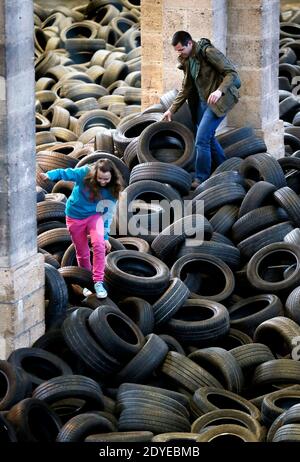 L'exposition 'Allan Kaprow YARD' a ouvert ses portes au Centre d'Arts plastiques contemporains CAPC, le Musée d'Art contemporain de Bordeaux, dans le sud-ouest de la France, le 3 mars 2013. 40 tonnes de pneus de voiture d'occasion, par lesquels les visiteurs peuvent sauter et ramper, ont été entassés dans l'immense nef du musée pour marquer son 40e anniversaire. L'installation du peintre américain et artiste de scène Allan Kaprow (1927-2006) a eu lieu pour la première fois à New York en 1961 et a été radicalement réinterprétée dans d'autres endroits dix fois avant sa mort. Kaprow est considéré comme l'auteur des événements. Photo par Patr Banque D'Images
