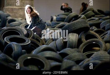 L'exposition 'Allan Kaprow YARD' a ouvert ses portes au Centre d'Arts plastiques contemporains CAPC, le Musée d'Art contemporain de Bordeaux, dans le sud-ouest de la France, le 3 mars 2013. 40 tonnes de pneus de voiture d'occasion, par lesquels les visiteurs peuvent sauter et ramper, ont été entassés dans l'immense nef du musée pour marquer son 40e anniversaire. L'installation du peintre américain et artiste de scène Allan Kaprow (1927-2006) a eu lieu pour la première fois à New York en 1961 et a été radicalement réinterprétée dans d'autres endroits dix fois avant sa mort. Kaprow est considéré comme l'auteur des événements. Photo par Patr Banque D'Images