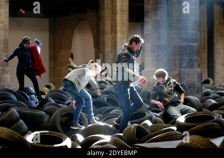 L'exposition 'Allan Kaprow YARD' a ouvert ses portes au Centre d'Arts plastiques contemporains CAPC, le Musée d'Art contemporain de Bordeaux, dans le sud-ouest de la France, le 3 mars 2013. 40 tonnes de pneus de voiture d'occasion, par lesquels les visiteurs peuvent sauter et ramper, ont été entassés dans l'immense nef du musée pour marquer son 40e anniversaire. L'installation du peintre américain et artiste de scène Allan Kaprow (1927-2006) a eu lieu pour la première fois à New York en 1961 et a été radicalement réinterprétée dans d'autres endroits dix fois avant sa mort. Kaprow est considéré comme l'auteur des événements. Photo par Patr Banque D'Images