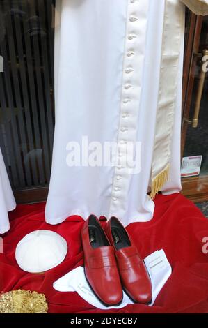 Le petit magasin « Gammarelli » du centre-ville de Rome, en Italie, a présenté le 4 mars 2013 les trois ensembles de vêtements blancs à expédier au Vatican pour le nouveau pape. Voici trois versions, petites, moyennes et grandes des vêtements blancs que le nouveau pape portera lorsqu'il apparaîtra pour la première fois dans le monde. 'Gammarelli', comme la maison de mode ecclésiastique est connue, habille les chefs spirituels de l'Église catholique romaine depuis 1798. « nous avons préparé trois vêtements en laine blanche, une stole, des mocassins rouges, une casquette de skullape, ainsi qu'une cape en velours rouge avec une bordure en fourrure blanche depuis le wisconsin Banque D'Images