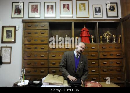 Lorenzo Gammarelli devant la minuscule boutique ancienne 'Gammarelli' dans le centre de Rome, en Italie, qui a exposé le 4 mars 2013 les trois ensembles de vêtements blancs qui seront expédiés au Vatican pour le nouveau pape. Voici trois versions, petites, moyennes et grandes des vêtements blancs que le nouveau pape portera lorsqu'il apparaîtra pour la première fois dans le monde. 'Gammarelli', comme la maison de mode ecclésiastique est connue, habille les chefs spirituels de l'Église catholique romaine depuis 1798. « nous avons préparé trois vêtements en laine blanche, une stole, des mocassins rouges, une casquette de skullacap, ainsi qu'un cap en velours rouge Banque D'Images