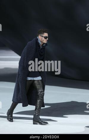 Le modèle Baptiste Giabici présente une création du designer Karl Lagerfeld pour la maison de mode Chanel dans le cadre de la semaine de la mode de Paris prêt-à-porter automne-hiver 2013/2014, au Grand Palais de Paris, le 5 mars 2013. Photo de Frédéric Nebinger/ABACAPRESS.COM Banque D'Images