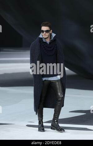 Le modèle Baptiste Giabici présente une création du designer Karl Lagerfeld pour la maison de mode Chanel dans le cadre de la semaine de la mode de Paris prêt-à-porter automne-hiver 2013/2014, au Grand Palais de Paris, le 5 mars 2013. Photo de Frédéric Nebinger/ABACAPRESS.COM Banque D'Images