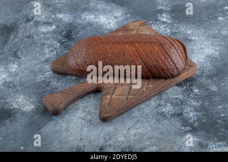 Sur fond gris. Pain de seigle bio Pumpernickel fait maison coupé en tranches Banque D'Images