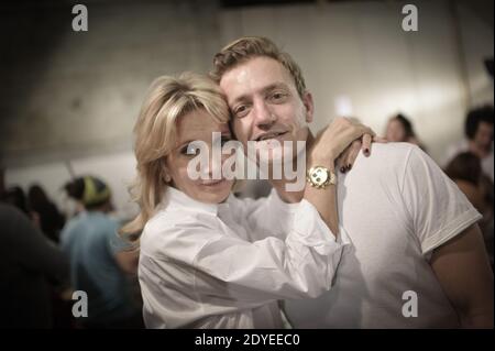 Sophie Albou et Max Delorme posent des coulisses avant le salon de la collection prêt-à-porter de Paul & Joe automne-hiver 2013-2014 qui s'est tenu au Palais de Tokyo à Paris, en France, le 5 mars 2013. Photo de Christophe Guibbbaud/ABACAPRESS.COM Banque D'Images