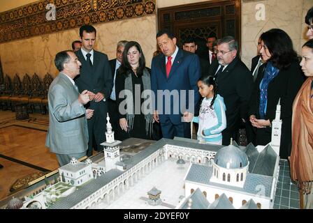 Le président vénézuélien Hugo Chavez (accompagné de sa fille ??) Visite de la mosquée Ummayad à Damas, avec le président syrien Bachar El Assad le 31 août 2006. Au cours de sa visite de 3 jours, Chavez a reçu la bienvenue d'un héros en Syrie, où il a déclaré que les deux pays « construisent un nouveau monde, libre de la domination américaine et ont juré un jour de creuser la tombe de l'impérialisme américain ». Photo de Balkis Press/ABACAPRESS.COM Banque D'Images