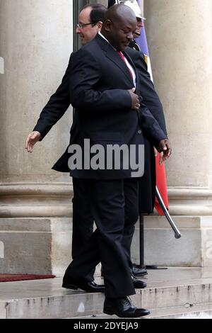 Le président français François Hollande accompagne le président burundais Pierre Nkurunziza après une rencontre au Palais présidentiel de l'Elysée, à Paris, le 11 mars 2013. Photo de Stephane Lemouton/ABACAPRESS.COM Banque D'Images