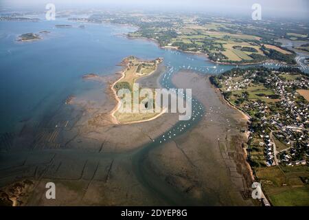 Photo du dossier datée du 27 juillet 2011 montrant l'île Boedic dans le golfe du Morbihan, dans l'ouest de la France, propriété de feu avocat français Olivier Metzner. Le corps de Metzner a été trouvé le 17 mars 2013 au large de son île, près de vannes. Une lettre faisant référence à son désir de mettre fin à sa vie a été trouvée à sa maison. Metzner, 64 ans, un avocat français majeur, a récemment défendu l'ancien Premier ministre français Dominique de Villepin, le Trader voyou français Jerome Kerviel et Françoise Bettencourt-Meyers, fille de la milliardaire française l'Oréal Heiress Liliane Bettencourt. Photo de Christophe Charon/ABACAPRESS.COM Banque D'Images