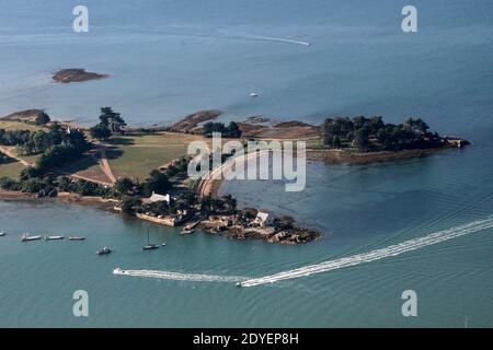 Photo du dossier datée du 27 juillet 2011 montrant l'île Boedic dans le golfe du Morbihan, dans l'ouest de la France, propriété de feu avocat français Olivier Metzner. Le corps de Metzner a été trouvé le 17 mars 2013 au large de son île, près de vannes. Une lettre faisant référence à son désir de mettre fin à sa vie a été trouvée à sa maison. Metzner, 64 ans, un avocat français majeur, a récemment défendu l'ancien Premier ministre français Dominique de Villepin, le Trader voyou français Jerome Kerviel et Françoise Bettencourt-Meyers, fille de la milliardaire française l'Oréal Heiress Liliane Bettencourt. Photo de Christophe Charon/ABACAPRESS.COM Banque D'Images