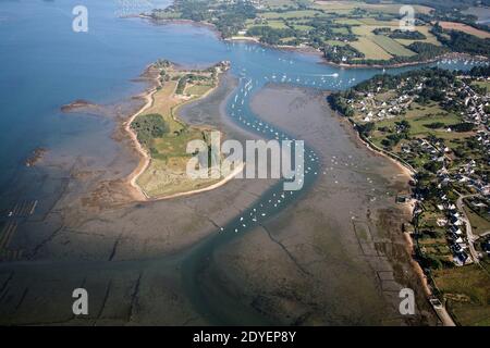 Photo du dossier datée du 27 juillet 2011 montrant l'île Boedic dans le golfe du Morbihan, dans l'ouest de la France, propriété de feu avocat français Olivier Metzner. Le corps de Metzner a été trouvé le 17 mars 2013 au large de son île, près de vannes. Une lettre faisant référence à son désir de mettre fin à sa vie a été trouvée à sa maison. Metzner, 64 ans, un avocat français majeur, a récemment défendu l'ancien Premier ministre français Dominique de Villepin, le Trader voyou français Jerome Kerviel et Françoise Bettencourt-Meyers, fille de la milliardaire française l'Oréal Heiress Liliane Bettencourt. Photo de Christophe Charon/ABACAPRESS.COM Banque D'Images