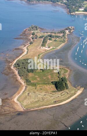 Photo du dossier datée du 27 juillet 2011 montrant l'île Boedic dans le golfe du Morbihan, dans l'ouest de la France, propriété de feu avocat français Olivier Metzner. Le corps de Metzner a été trouvé le 17 mars 2013 au large de son île, près de vannes. Une lettre faisant référence à son désir de mettre fin à sa vie a été trouvée à sa maison. Metzner, 64 ans, un avocat français majeur, a récemment défendu l'ancien Premier ministre français Dominique de Villepin, le Trader voyou français Jerome Kerviel et Françoise Bettencourt-Meyers, fille de la milliardaire française l'Oréal Heiress Liliane Bettencourt. Photo de Christophe Charon/ABACAPRESS.COM Banque D'Images