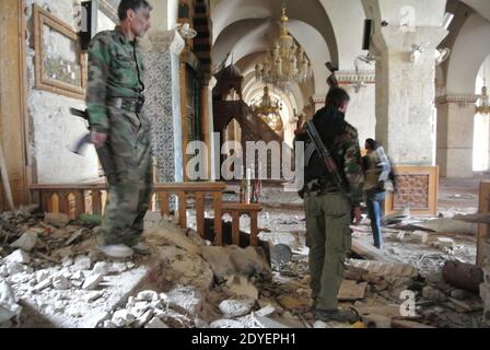 Les membres de la brigade Al Tawhid de l'Armée syrienne libre patrouillent dans l'ancien marché (souk) et à l'intérieur de la Grande Mosquée ou de la mosquée Omeyyade, ils ont pris il y a quelques jours seulement des soldats du régime d'Assad, dans le centre d'Alep, en Syrie, le 16 mars 2013. La mosquée a été construite au début du VIIIe siècle. Et sa part la plus « cent » a été atteinte en 1090. Le sanctuaire du prophète Zacharie est situé à l'intérieur. La mosquée a été en partie incendiée et détruite pendant les combats. Photo par Ammar Abd Rabbo/ABACAPRESS.COM Banque D'Images