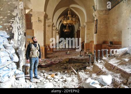 Les membres de la brigade Al Tawhid de l'Armée syrienne libre patrouillent dans l'ancien marché (souk) et à l'intérieur de la Grande Mosquée ou de la mosquée Omeyyade, ils ont pris il y a quelques jours seulement des soldats du régime d'Assad, dans le centre d'Alep, en Syrie, le 16 mars 2013. La mosquée a été construite au début du VIIIe siècle. Et sa part la plus « cent » a été atteinte en 1090. Le sanctuaire du prophète Zacharie est situé à l'intérieur. La mosquée a été en partie incendiée et détruite pendant les combats. Photo par Ammar Abd Rabbo/ABACAPRESS.COM Banque D'Images