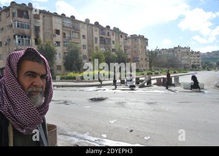 Les civils vus à 'Bustan Al Qasr' ne croisant qu'entre les deux côtés de la ville d'Alep, en Syrie, le 17 mars 2013. La rue est sous un feu de sniper et plus de 20 personnes ont déjà été tuées dans la même rue que les gens traversent parfois courant. L'endroit est devenu une sorte de "ruelle de sniper" semblable à la célèbre à Sarajevo dans les années 90. Photo par Ammar Abd Rabbo/ABACAPRESS.COM Banque D'Images