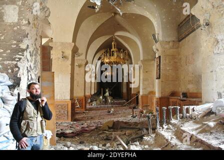 Les membres de la brigade Al Tawhid de l'Armée syrienne libre patrouillent dans l'ancien marché (souk) et à l'intérieur de la Grande Mosquée ou de la mosquée Omeyyade, ils ont pris il y a quelques jours seulement des soldats du régime d'Assad, dans le centre d'Alep, en Syrie, le 16 mars 2013. La mosquée a été construite au début du VIIIe siècle. Et sa part la plus « cent » a été atteinte en 1090. Le sanctuaire du prophète Zacharie est situé à l'intérieur. La mosquée a été en partie incendiée et détruite pendant les combats. Photo par Ammar Abd Rabbo/ABACAPRESS.COM Banque D'Images