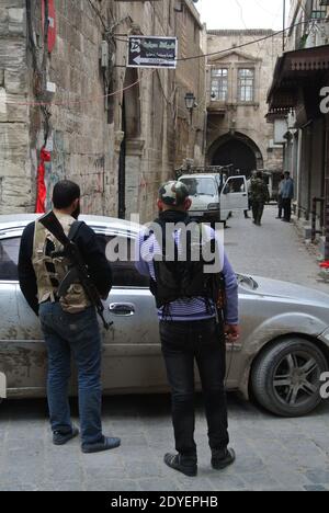 Les membres de la brigade Al Tawhid de l'Armée syrienne libre patrouillent dans l'ancien marché (souk) et à l'intérieur de la Grande Mosquée ou de la mosquée Omeyyade, ils ont pris il y a quelques jours seulement des soldats du régime d'Assad, dans le centre d'Alep, en Syrie, le 16 mars 2013. La mosquée a été construite au début du VIIIe siècle. Et sa part la plus « cent » a été atteinte en 1090. Le sanctuaire du prophète Zacharie est situé à l'intérieur. La mosquée a été en partie incendiée et détruite pendant les combats. Photo par Ammar Abd Rabbo/ABACAPRESS.COM Banque D'Images