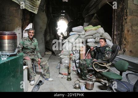 Membre de la brigade Al Tawhid de l'Armée syrienne libre vu avec un tuyau d'eau ou une arrière-garde dans l'ancien marché (souk) à côté de la Grande Mosquée ou de la Mosquée Omeyyade, au centre d'Alep, en Syrie, le 16 mars 2013. La mosquée a été construite au début du VIIIe siècle. Et sa part la plus « cent » a été atteinte en 1090. Le sanctuaire du prophète Zacharie est situé à l'intérieur. La mosquée a été en partie incendiée et détruite pendant les combats. Photo par Ammar Abd Rabbo/ABACAPRESS.COM Banque D'Images