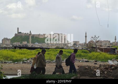 Les civils vus à 'Bustan Al Qasr' ne croisant qu'entre les deux côtés de la ville d'Alep, en Syrie, le 17 mars 2013. La rue est sous un feu de sniper et plus de 20 personnes ont déjà été tuées dans la même rue que les gens traversent parfois courant. L'endroit est devenu une sorte de "ruelle de sniper" semblable à la célèbre à Sarajevo dans les années 90. Photo par Ammar Abd Rabbo/ABACAPRESS.COM Banque D'Images