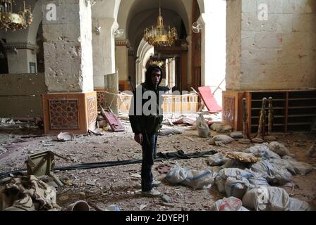 Les membres de la brigade Al Tawhid de l'Armée syrienne libre patrouillent dans l'ancien marché (souk) et à l'intérieur de la Grande Mosquée ou de la mosquée Omeyyade, ils ont pris il y a quelques jours seulement des soldats du régime d'Assad, dans le centre d'Alep, en Syrie, le 16 mars 2013. La mosquée a été construite au début du VIIIe siècle. Et sa part la plus « cent » a été atteinte en 1090. Le sanctuaire du prophète Zacharie est situé à l'intérieur. La mosquée a été en partie incendiée et détruite pendant les combats. Photo par Ammar Abd Rabbo/ABACAPRESS.COM Banque D'Images