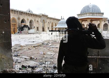 Les membres de la brigade Al Tawhid de l'Armée syrienne libre patrouillent dans l'ancien marché (souk) et à l'intérieur de la Grande Mosquée ou de la mosquée Omeyyade, ils ont pris il y a quelques jours seulement des soldats du régime d'Assad, dans le centre d'Alep, en Syrie, le 16 mars 2013. La mosquée a été construite au début du VIIIe siècle. Et sa part la plus « cent » a été atteinte en 1090. Le sanctuaire du prophète Zacharie est situé à l'intérieur. La mosquée a été en partie incendiée et détruite pendant les combats. Photo par Ammar Abd Rabbo/ABACAPRESS.COM Banque D'Images