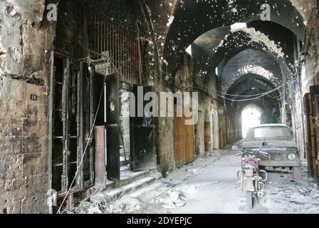 Les membres de la brigade Al Tawhid de l'Armée syrienne libre patrouillent dans l'ancien marché (souk) et à l'intérieur de la Grande Mosquée ou de la mosquée Omeyyade, ils ont pris il y a quelques jours seulement des soldats du régime d'Assad, dans le centre d'Alep, en Syrie, le 16 mars 2013. La mosquée a été construite au début du VIIIe siècle. Et sa part la plus « cent » a été atteinte en 1090. Le sanctuaire du prophète Zacharie est situé à l'intérieur. La mosquée a été en partie incendiée et détruite pendant les combats. Photo par Ammar Abd Rabbo/ABACAPRESS.COM Banque D'Images