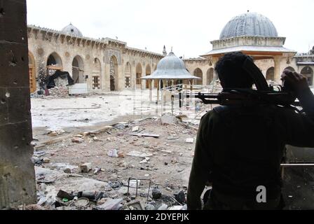 Les membres de la brigade Al Tawhid de l'Armée syrienne libre patrouillent dans l'ancien marché (souk) et à l'intérieur de la Grande Mosquée ou de la mosquée Omeyyade, ils ont pris il y a quelques jours seulement des soldats du régime d'Assad, dans le centre d'Alep, en Syrie, le 16 mars 2013. La mosquée a été construite au début du VIIIe siècle. Et sa part la plus « cent » a été atteinte en 1090. Le sanctuaire du prophète Zacharie est situé à l'intérieur. La mosquée a été en partie incendiée et détruite pendant les combats. Photo par Ammar Abd Rabbo/ABACAPRESS.COM Banque D'Images