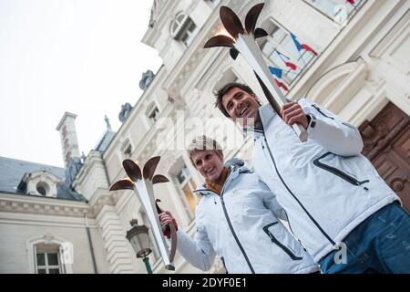 L'ancienne biathlète française Sandrine Bailly et le coureur de ski alpin de la coupe du monde Jean Baptiste Grange, les deux derniers porteurs de la torche des 2ème Jeux mondiaux d'hiver du CISM (International Military Sports Council), posent à l'extérieur de la préfecture de haute-Savoie à Annecy, dans l'est de la France, le 25 mars 2013. Photo de Gilles Bertrand/ABACAPRESS.COM Banque D'Images