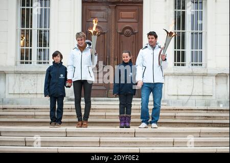 L'ancienne biathlète française Sandrine Bailly et le coureur de ski alpin de la coupe du monde Jean Baptiste Grange, les deux derniers porteurs de la torche des 2ème Jeux mondiaux d'hiver du CISM (International Military Sports Council), posent à l'extérieur de la préfecture de haute-Savoie à Annecy, dans l'est de la France, le 25 mars 2013. Photo de Gilles Bertrand/ABACAPRESS.COM Banque D'Images