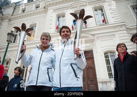 L'ancienne biathlète française Sandrine Bailly et le coureur de ski alpin de la coupe du monde Jean Baptiste Grange, les deux derniers porteurs de la torche des 2ème Jeux mondiaux d'hiver du CISM (International Military Sports Council), posent à l'extérieur de la préfecture de haute-Savoie à Annecy, dans l'est de la France, le 25 mars 2013. Photo de Gilles Bertrand/ABACAPRESS.COM Banque D'Images