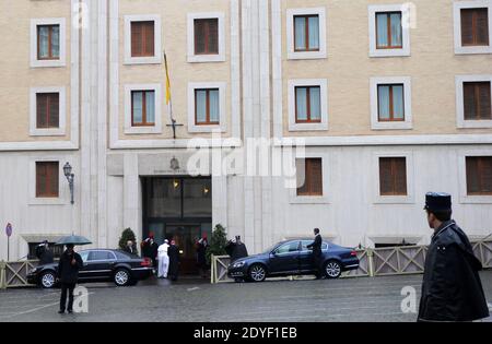 Le pape François arrive au Domus Santa Martha , la résidence où il veut rester au Vatican le 28 mars 2013 après la célébration d'une messe dans la basilique Saint-Pierre. Le pape François veut rester pour le moment dans une simple résidence du Vatican au lieu de se déplacer dans les appartements spacieux et majestueux de la papale. L'ancien cardinal Jorge Bergoglio d'Argentine vit toujours dans le Domus Santa Martha, une résidence moderne de style hôtel à l'intérieur de la Cité du Vatican où il est resté pendant le conclave qui l'a élu le 13 mars. Bien que les appartements papal dans le Palais Apostolique , qui consistent Banque D'Images
