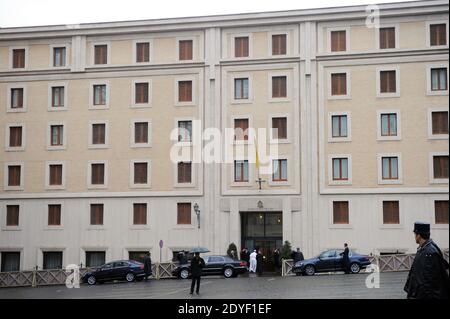 Le pape François arrive au Domus Santa Martha , la résidence où il veut rester au Vatican le 28 mars 2013 après la célébration d'une messe dans la basilique Saint-Pierre. Le pape François veut rester pour le moment dans une simple résidence du Vatican au lieu de se déplacer dans les appartements spacieux et majestueux de la papale. L'ancien cardinal Jorge Bergoglio d'Argentine vit toujours dans le Domus Santa Martha, une résidence moderne de style hôtel à l'intérieur de la Cité du Vatican où il est resté pendant le conclave qui l'a élu le 13 mars. Bien que les appartements papal dans le Palais Apostolique , qui consistent Banque D'Images