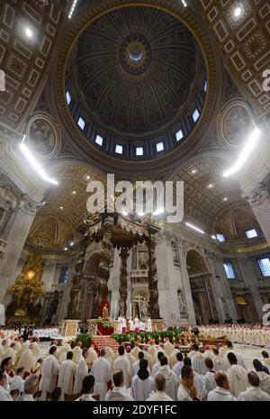Le pape François dirige la messe du Chrism, son premier service du jeudi Saint en tant que chef catholique romain dans la basilique Saint-Pierre au Vatican le 28 mars 2013. Dans son homélie, il a exhorté les prêtres catholiques à se consacrer à aider les pauvres et les souffrances au lieu de s'inquiéter des carrières comme 'managers' de l'Eglise. Photo par Eric Vandeville/ABACAPRESS.COM Banque D'Images
