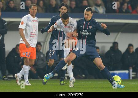 Zlatan Ibrahimovic du PSG s'est affronté sur les Younès Belhanda de Montpellier lors du match de football de la première Ligue française, Paris Saint-Germain contre Montpellier HSC au Parc des Princes à Paris, France, le 29 mars 2013. PSG a gagné 1-0. Photo de Henri Szwarc/ABACAPRESS.COM Banque D'Images