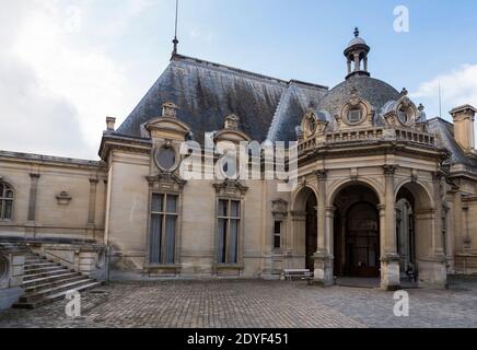 Vue extérieure du château de Chantilly (Château de Chantilly), à 50 km au nord de Paris, France, le 26 février 2013. Photo de Julien Knaub/ABACAPRESS.COM Banque D'Images