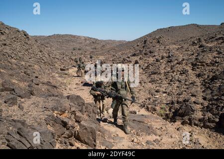 Photo du dossier - la photo du document publiée par l'armée française le 14 mars montre que les forces terrestres françaises s'emparent du camp des Rochres dans les montagnes de l'Adrar des Ifoghas, dans le nord du Mali, le 8 mars 2013. L'Adrar des Ifoghas, l'une des chaînes de montagne les plus interdites de Africas, est située dans la région de Kidal, au nord du Mali, près de la frontière algérienne. Les soldats français transportant plus de 50 kilogrammes d’équipement traversent la chaleur de 45 degrés Celsius et la zone rocheuse accidentée qu’ils ont surnommée « planète Mars. - l'armée française a annoncé la « neutralisation » au Mali, par la force Barkhane de Bah ag Moussa, milita Banque D'Images