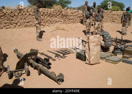 Photo du dossier - la photo du document publiée par l'armée française le 14 mars 2013 montre des soldats français inspectant des armes et des munitions dans un laboratoire d'IED trouvé dans la région de Mettatai, dans le nord du Mali, le 7 mars 2013. La France, ancien dirigeant colonial du Mali, a commencé la campagne en janvier, craignant que la région ne devienne un paradis terroriste. Mais les combats se sont durcissent et les forces françaises ne sont pas encore prêtes à se retirer. - l'armée française a annoncé la « neutralisation » au Mali, par la force Barkhane de Bah ag Moussa, chef militaire du rassemblement pour la victoire de l'Islam et des musulmans (RVIM), un groupe affil Banque D'Images