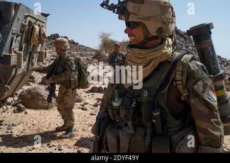 Photo du dossier - la photo du document publiée par l'armée française le 14 mars 2013 montre des soldats français inspectant des armes et des munitions dans un laboratoire d'IED trouvé dans la région de Mettatai, dans le nord du Mali, le 7 mars 2013. La France, ancien dirigeant colonial du Mali, a commencé la campagne en janvier, craignant que la région ne devienne un paradis terroriste. Mais les combats se sont durcissent et les forces françaises ne sont pas encore prêtes à se retirer. - l'armée française a annoncé la « neutralisation » au Mali, par la force Barkhane de Bah ag Moussa, chef militaire du rassemblement pour la victoire de l'Islam et des musulmans (RVIM), un groupe affil Banque D'Images