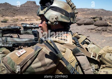 Photo du dossier - la photo du document publiée par l'armée française le 14 mars montre que les forces terrestres françaises s'emparent du camp des Rochres dans les montagnes de l'Adrar des Ifoghas, dans le nord du Mali, le 8 mars 2013. L'Adrar des Ifoghas, l'une des chaînes de montagne les plus interdites de Africas, est située dans la région de Kidal, au nord du Mali, près de la frontière algérienne. Les soldats français transportant plus de 50 kilogrammes d’équipement traversent la chaleur de 45 degrés Celsius et la zone rocheuse accidentée qu’ils ont surnommée « planète Mars. - l'armée française a annoncé la « neutralisation » au Mali, par la force Barkhane de Bah ag Moussa, milita Banque D'Images